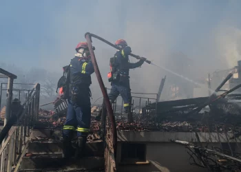 Ανεξέλεγκτη η μεγάλη πυρκαγιά στην ανατολική Αττική – Σπίτια στις φλόγες, απειλούνται οικισμοί και στα Σπάτα