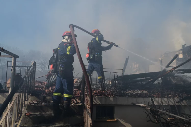 Ανεξέλεγκτη η μεγάλη πυρκαγιά στην ανατολική Αττική – Σπίτια στις φλόγες, απειλούνται οικισμοί και στα Σπάτα