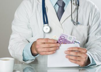 Λάρισα: Ένοχος για δωροληψία καρδιοχειρουργός του νοσοκομείου – Ποινή φυλάκισης και πρόστιμο, χωρίς ελαφρυντικά