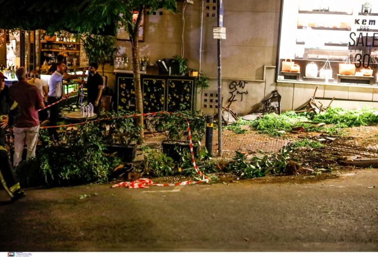 Κολωνάκι: Βίντεο ντοκουμέντο από τη στιγμή που το τζιπ πέφτει πάνω στο εστιατόριο