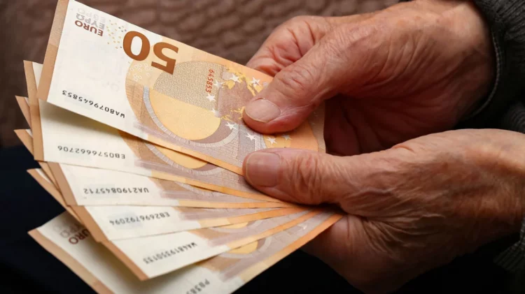 Απάτη νέου τύπου: Άνδρας πλησίασε 72χρονη στον Κεραμεικό, συστήθηκε ως φίλος του γαμπρού της και της πήρε 3.000 ευρώ!