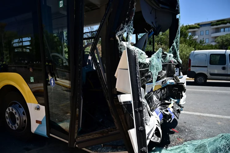 Σύγκρουση λεωφορείων: 11 τραυματίες παραμένουν στο νοσοκομείο, εκ των οποίων 4 παιδιά