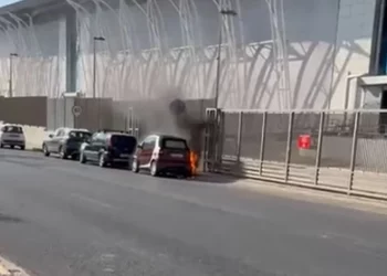 Μαρούσι: Φωτιά σε παρκαρισμένο αυτοκίνητο έξω από εμπορικό κέντρο