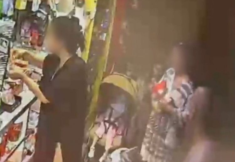 Παλαιό Φάληρο: Πού στρέφονται οι έρευνες για το νεκρό κοριτσάκι – Τα βίντεο με τη μυστηριώδη γυναίκα και το καροτσάκι