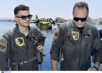 «Μείναμε μιάμιση ώρα μέσα στη θάλασσα»: Τι λένει οι πιλότοι του Canadair που έκανε αναγκαστική προσθαλάσσωση στον Κορινθιακό