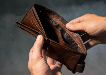Οι Έλληνες μεταξύ των πλέον απειλούμενων από τη φτώχεια στην ΕΕ – Μόνο Βούλγαροι και Ρουμάνοι σε χειρότερη κατάσταση