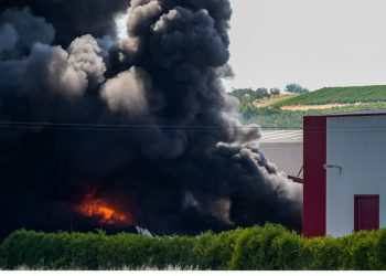 Μεγάλη πυρκαγιά σε εργοστάσιο στη Ριτσώνα – Μήνυμα από το 112 – ΕΙΚΟΝΕΣ