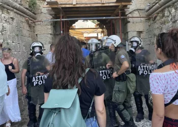 Ρόδος: Επεισόδια και προσαγωγές διαδηλωτών που διαμαρτύρονται για το ισραηλινό κρουαζιερόπλοιο