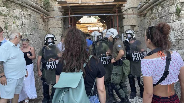 Ρόδος: Επεισόδια και προσαγωγές διαδηλωτών που διαμαρτύρονται για το ισραηλινό κρουαζιερόπλοιο