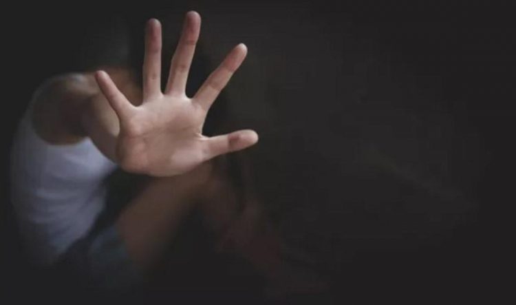 Ομαδικός βιασμός 14χρονης: Συνελήφθη και η μητέρα ενός εκ των κατηγορουμένων – Πώς προσέγγισαν το κορίτσι