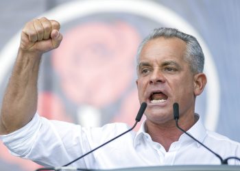 Σύλληψη Πλαχότνιουκ: 17 πλαστά διαβατήρια, USB και 155.000 ευρώ στο σπίτι που διέμενε ο Μολδαβός ολιγάρχης