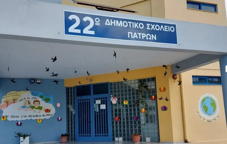 Πάτρα: Επίθεση κουκουλοφόρων με πέτρες σε περιπολικό της Άμεσης Δράσης έξω από σχολείο