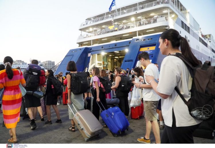 Μαζική έξοδος των αδειούχων το πρώτο Σάββατο του Αυγούστου – Αυξημένη κίνηση σε λιμάνια, εθνικές οδούς και σταθμούς ΚΤΕΛ