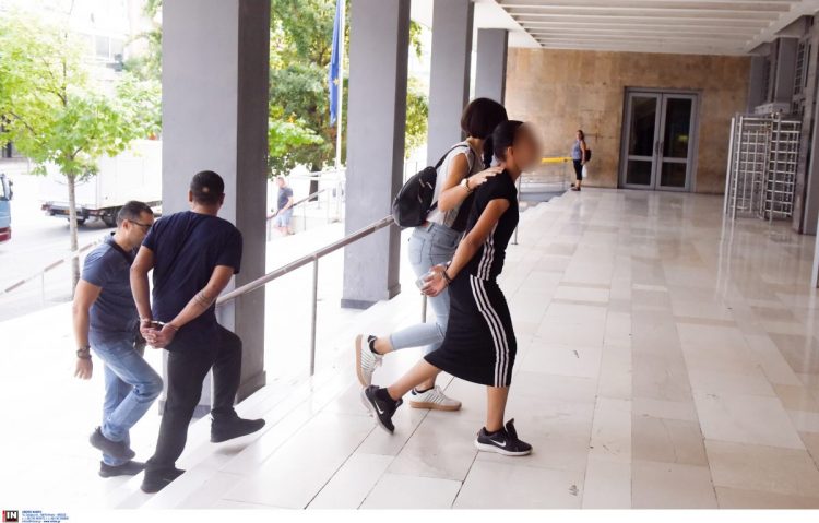 Θεσσαλονίκη: Προφυλακιστέοι η 24χρονη μητέρα και ο 37χρονος σύντροφός της για τον βιασμό της 10χρονης κόρης της
