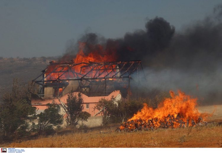 Πύρινος εφιάλτης στην Ανατολική Αττική: Ηλικιωμένος εντοπίστηκε νεκρός – Κάηκαν σπίτια