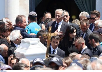 Ήταν όλοι εκεί για τη Λένα – Τραγικές φιγούρες οι γονείς