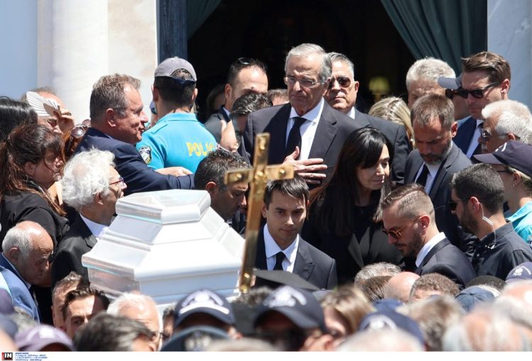 Ήταν όλοι εκεί για τη Λένα – Τραγικές φιγούρες οι γονείς