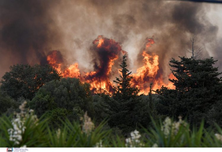 Σε πύρινο κλοιό η χώρα – Κρίσιμη η κατάσταση σε Αχαϊα, Ζακυνθο, Πρεβεζα και Χίο