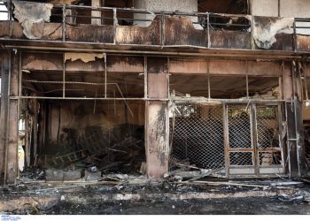 Τραγωδία στο Κορωπί: ΙΧ «καρφώθηκε» σε κατάστημα – Νεκρός ο οδηγός