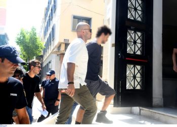 Φωτιές στην Πάτρα: Προθεσμία για τη Δευτέρα πήρε ο 25χρονος κατηγορούμενος