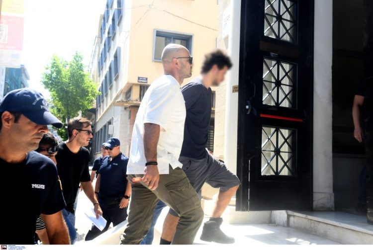 Φωτιές στην Πάτρα: Προθεσμία για τη Δευτέρα πήρε ο 25χρονος κατηγορούμενος