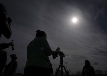 NASA: «Είναι αδύνατο επιστημονικά να γίνει σήμερα ολική έκλειψη»