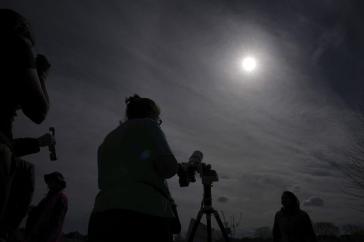 NASA: «Είναι αδύνατο επιστημονικά να γίνει σήμερα ολική έκλειψη»