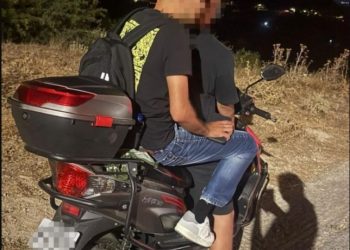 Συλλήψεις για εμπρησμό στην Πάτρα: Ομολόγησε ο 19χρονος – Τον εβγαλαν φωτογραφία μαζί με τον 27χρονο οι κάτοικοι – Φωτογραφίες ντοκουμέντα