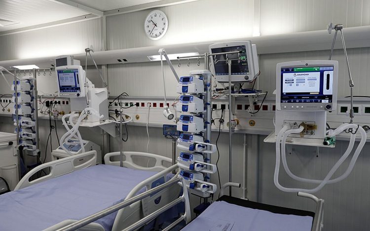 Συγκίνηση στην Πάτρα: Αποσωληνώθηκε η 14χρονη από την Κεφαλονιά – Zήτησε να αγκαλιάσει τους γιατρούς της