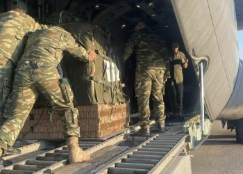 «Συγχαρητήρια στις Ένοπλες Δυνάμεις μας» – Το μήνυμα Δένδια για τη ρίψη ανθρωπιστικής βοήθειας στη Λωρίδα της Γάζας