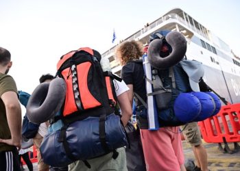 Σε εξέλιξη η μεγάλη έξοδος του καλοκαιριού: Γεμάτα πλοία και ΚΤΕΛ, αυξημένη κίνηση στις εθνικές οδούς