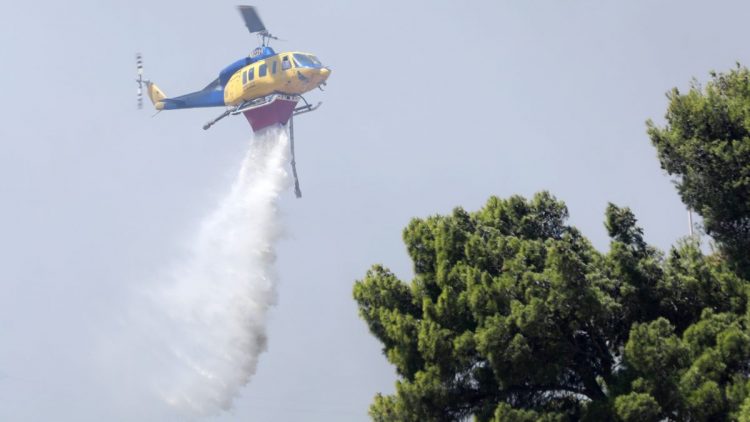 Φωτιά στα Μιτζαίικα Αχαΐας – Σε δύσβατη περιοχή το μέτωπο, ενισχύθηκαν οι πυροσβεστικές δυνάμεις