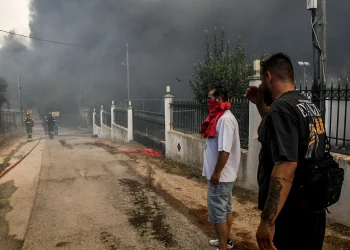Πύρινη κόλαση: Στο έλεος της φωτιάς η χώρα – Ανεξέλεγκτα μέτωπα σε Ζάκυνθο, Χίο, Αιτωλοακαρνανία, Πρέβεζα – Εκκένωση 26 περιοχών στην Αχαΐα