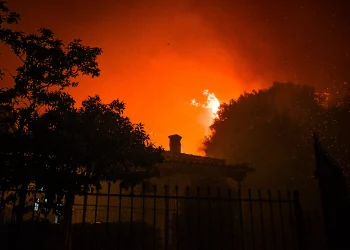 Ανεξέλεγκτη μαίνεται η πυρκαγιά και στην Αρχαία Ολυμπία – Μεγάλη μάχη με τις φλόγες στην Ηράκλεια