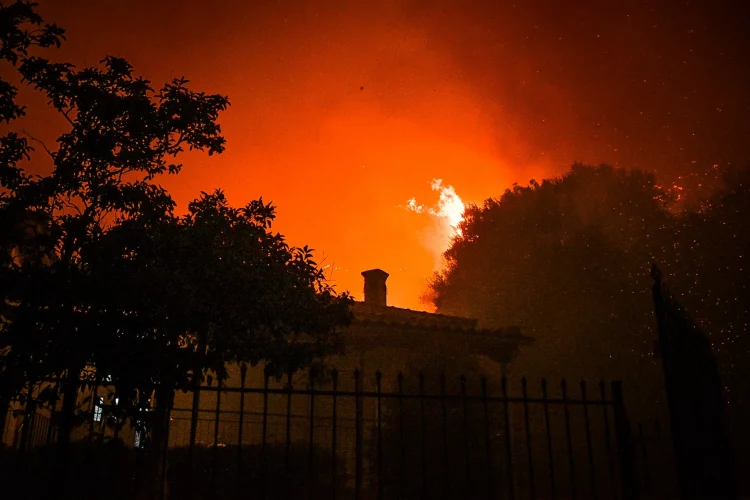 Ανεξέλεγκτη μαίνεται η πυρκαγιά και στην Αρχαία Ολυμπία – Μεγάλη μάχη με τις φλόγες στην Ηράκλεια