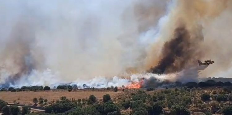 Κεφαλονιά: Μάχη με τις αναζωπυρώσεις στη μεγάλη πυρκαγιά στο Καραβάδο
