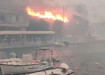 Δραματικές εικόνες στη Χίο που φλέγεται –  Παιδιά και ηλικιωμένοι εγκλωβίστηκαν σε παραλίες