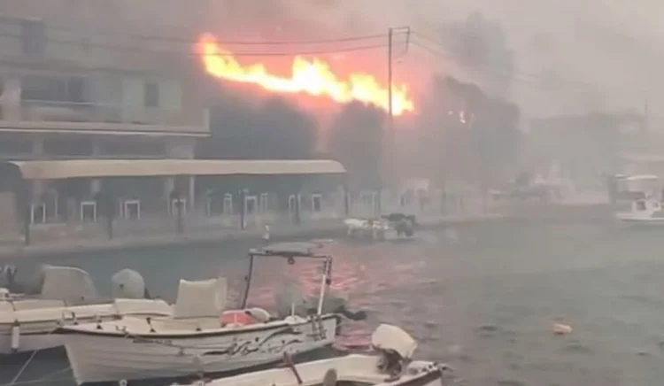 Δραματικές εικόνες στη Χίο που φλέγεται – Παιδιά και ηλικιωμένοι εγκλωβίστηκαν σε παραλίες