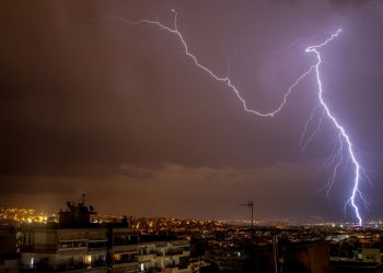 Σφοδρή κακοκαιρία «χτύπησε» τη  Δυτική Ελλάδα – Πάνω από 20.000 κεραυνοί σε λίγες ώρες!
