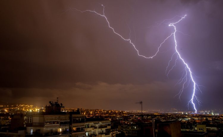 Σφοδρή κακοκαιρία «χτύπησε» τη  Δυτική Ελλάδα – Πάνω από 20.000 κεραυνοί σε λίγες ώρες!
