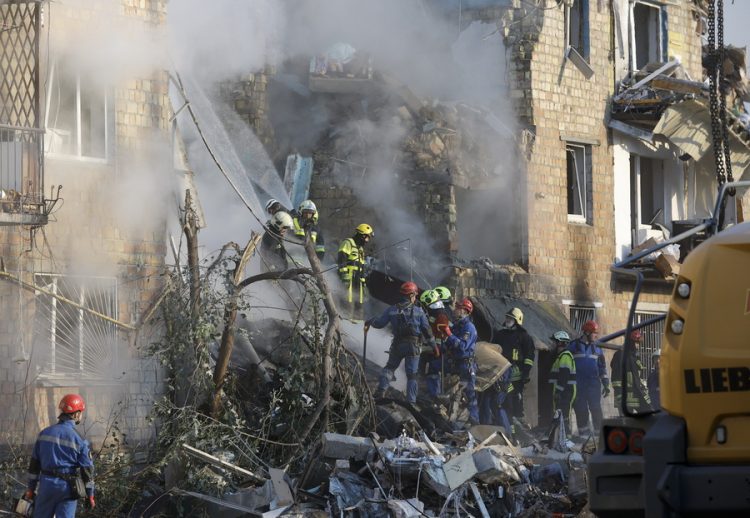 Μεγάλη ρωσική επίθεση στο Κίεβο: «Πετύχαμε τους στόχους μας» λέει η Μόσχα – Αντιδράσεις για το χτύπημα σε κτίριο της ΕΕ