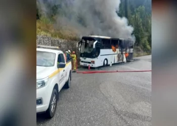 Φωτιά σε τουριστικό λεωφορείο στην Κέρκυρα – Απεγκλωβίστηκαν οι επιβάτες