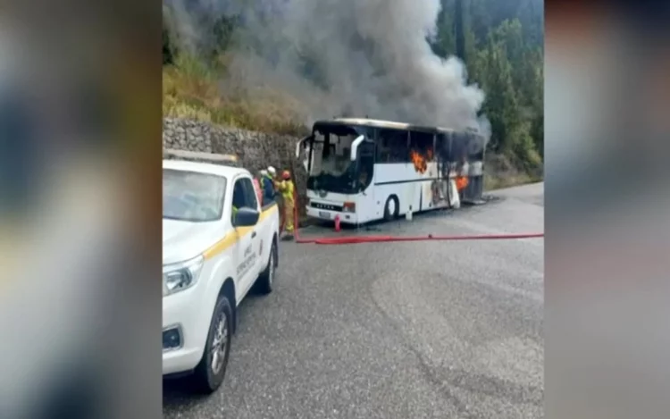 Φωτιά σε τουριστικό λεωφορείο στην Κέρκυρα – Απεγκλωβίστηκαν οι επιβάτες