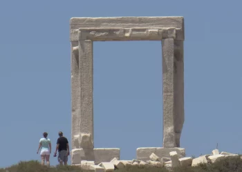 Νάξος: Αφαιρείται με δικαστική απόφαση το αυθαίρετο συρματόπλεγμα από την Πορτάρα