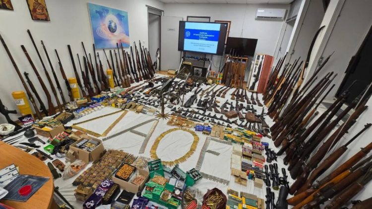Κιάτο: Αυτό είναι το οπλοστάσιο στο σπίτι απόστρατου της Πολεμικής Αεροπορίας – Πάνω από 174 όπλα και 15.500 φυσίγγια