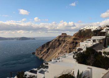 Επιχείρηση «Κρουαζιέρα θα σε πάω» από την ΑΑΔΕ: Φοροδιαφυγή πολλαπλών επιπέδων σε ημερόπλοια της Σαντορίνης – Στο 43% η παραβατικότητα