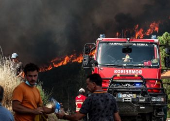 Πορτογαλία: Ένας πυροσβέστης έχασε τη ζωή του, το δεύτερο θύμα των πυρκαγιών που μαίνονται στη χώρα
