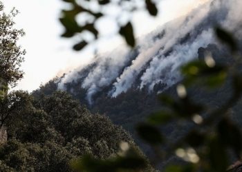Ισπανία: Οι ισχυροί άνεμοι περιπλέκουν το έργο των πυροσβεστών
