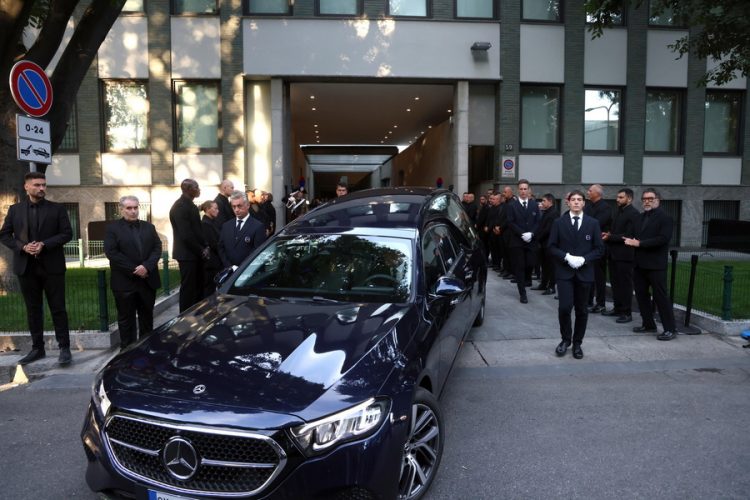 Στη Ριβάλτα της βόρειας Ιταλίας τελείται η κηδεία του Τζόρτζιο Αρμάνι