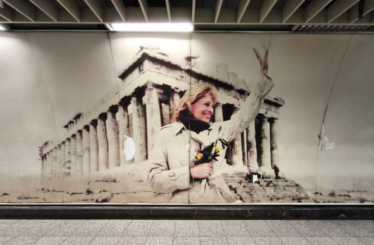 Μετρό: Βανδάλισαν την διάσημη αφίσα της Μελίνας Μερκούρη στον σταθμό «Ακρόπολη»